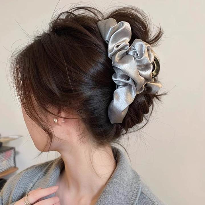 サテン素材 大きめ バンスクリップ 高見え 上品 新作 ギャザーデザイン レディース ヘアアクセサリー