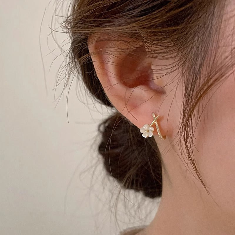 韓国風 ミニ花ピアス レディース 小さめ 可愛い 上品 フェミニン シンプル 人気アクセサリー
