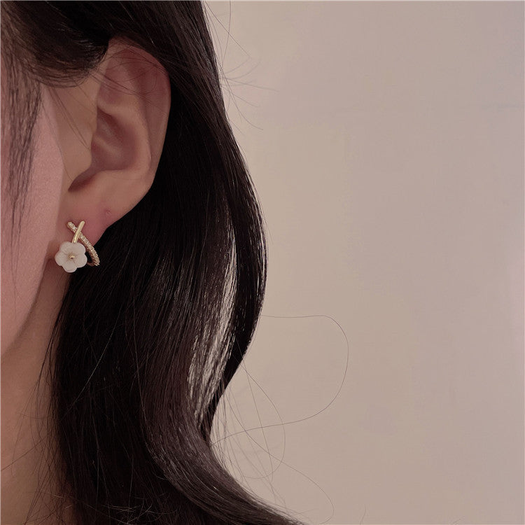 韓国風 ミニ花ピアス レディース 小さめ 可愛い 上品 フェミニン シンプル 人気アクセサリー
