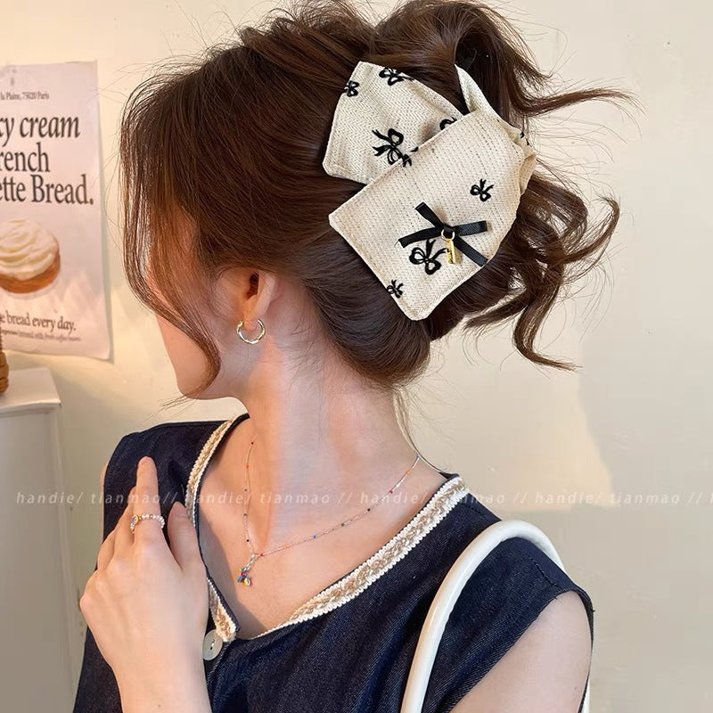 サテン素材 大きめ バンスクリップ 高見え 上品 新作 ギャザーデザイン レディース ヘアアクセサリー