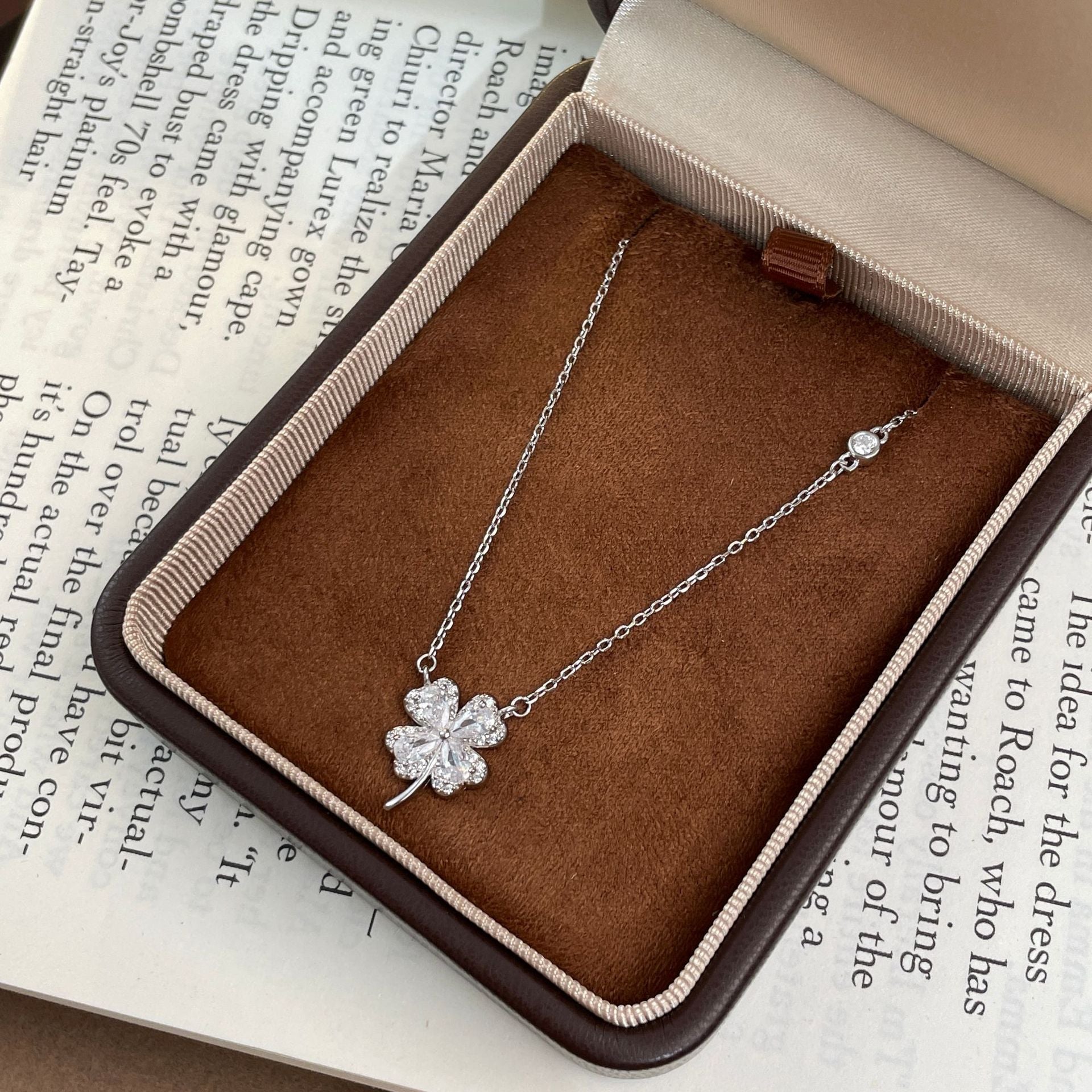 Teach sterling silver 999 exquisite zircon four-leaf clover necklace women's light luxury fashion high-end flower sterling silver collarbone chain