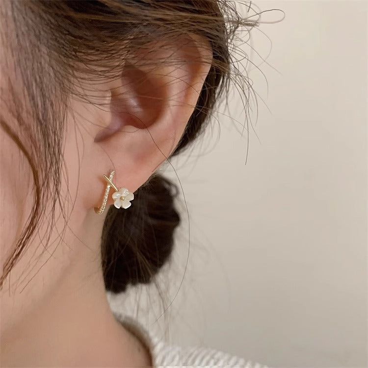 韓国風 ミニ花ピアス レディース 小さめ 可愛い 上品 フェミニン シンプル 人気アクセサリー